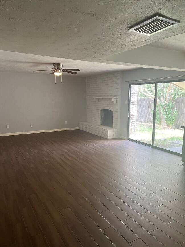 Foto del edificio - 2218 Stillmeadow Dr