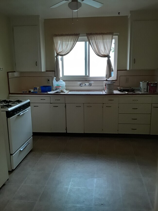 Large kitchen - 971 Pershing Ave