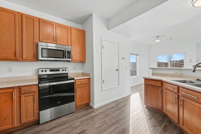 Foto del edificio - End Unit 3 Bedroom 2 Bath Townhome in Commerce City!