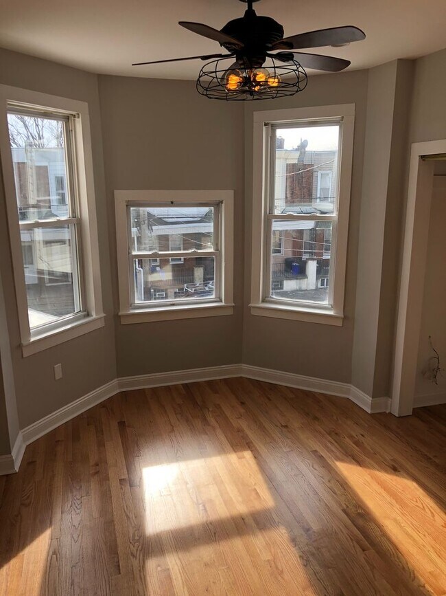 Building Photo - Available 3 bedroom house in Port Richmond!