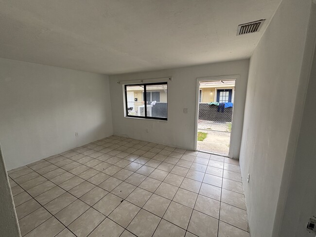 Foto del edificio - 1413 NW 8th Ave