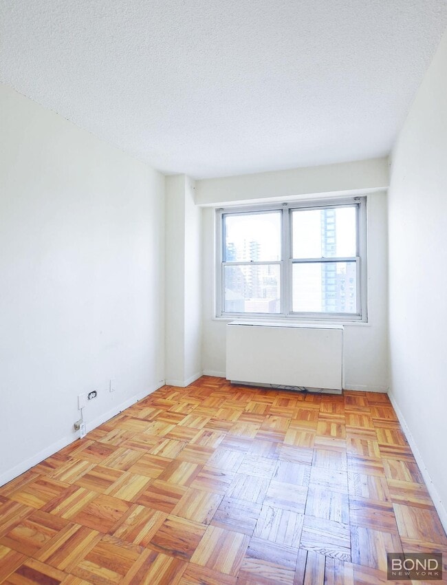 Building Photo - 250 E 87th St
