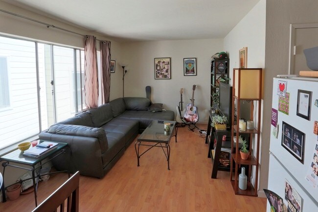 Living Area - 929 Oak St