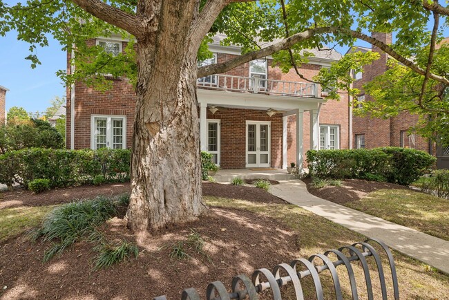 Building Photo - **BEAUTIFULLY MAINTAINED HISTORIC HOME IN ...