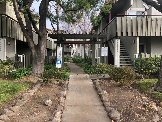 Building Photo - Updated 2 bedroom 2 bath condo with easy a...