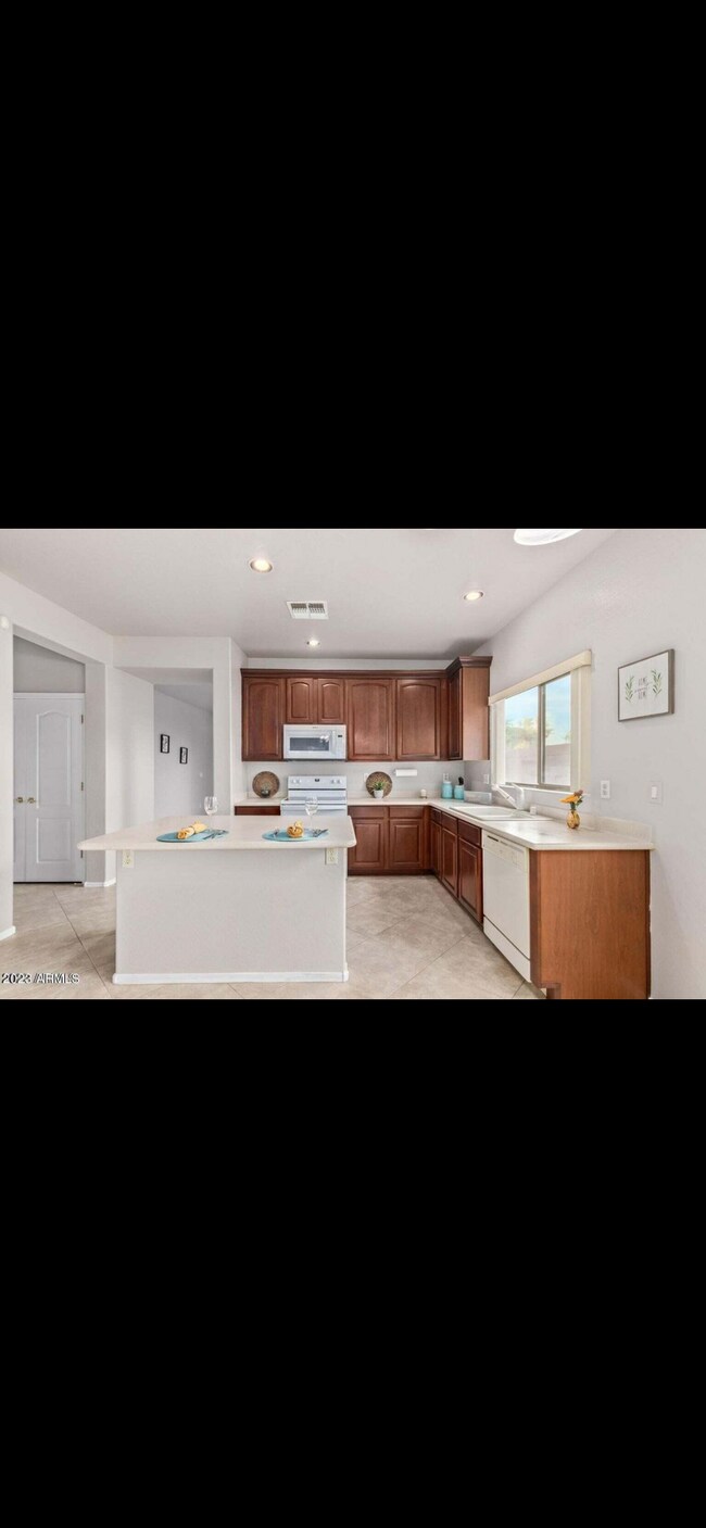 Foto del edificio - 16153 W Crocus Dr