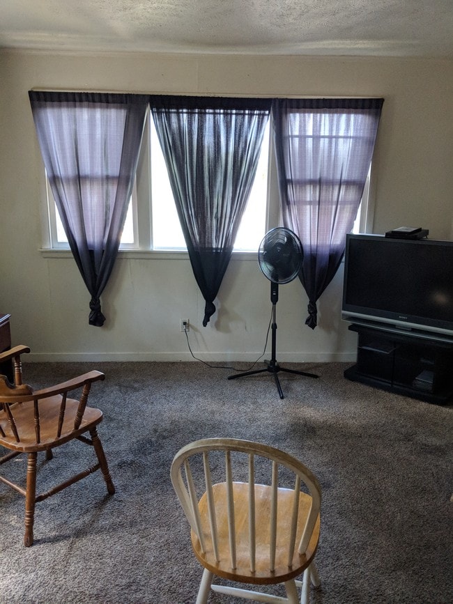 Interior Photo - 410 Douglas St