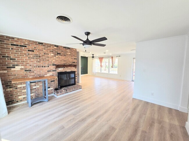 Foto del edificio - 1024 Josephine Crescent