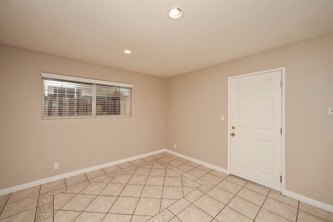 Building Photo - 1103 W Chevy Chase Dr