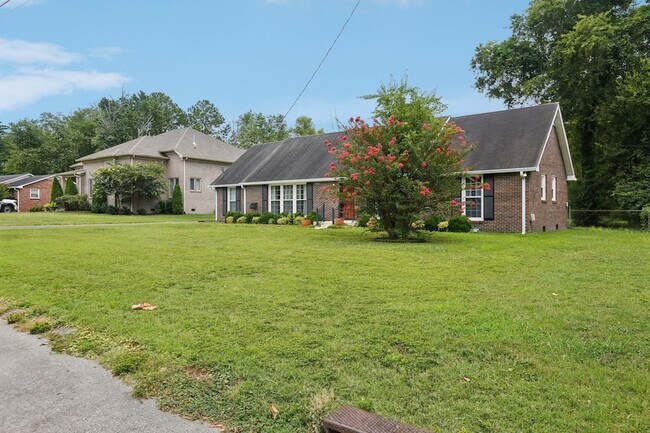 Building Photo - 8024 Regency Dr