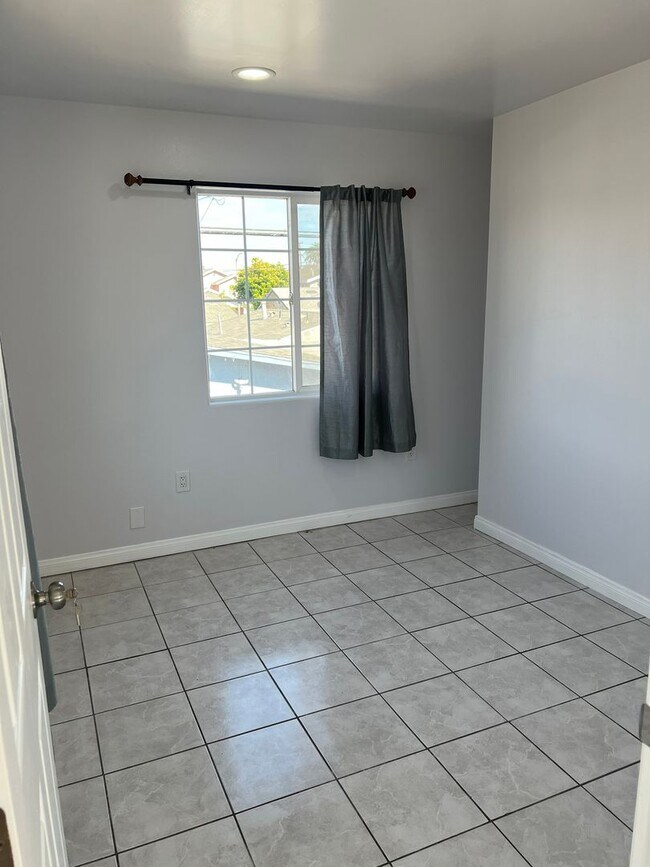 Foto del edificio - Spacious 2 Bedroom + Bonus Room, Back House w/ Garage & Gated Entry