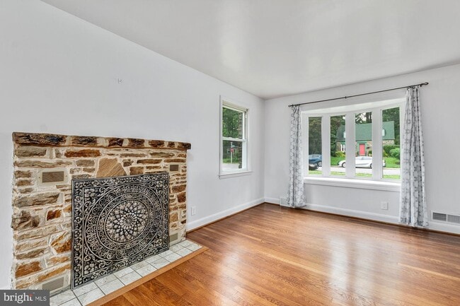 Building Photo - 6233 Woodcrest Ave