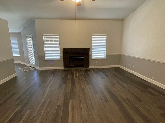 Foto del edificio - 2954 Pontiac (Locan/Ashlan)