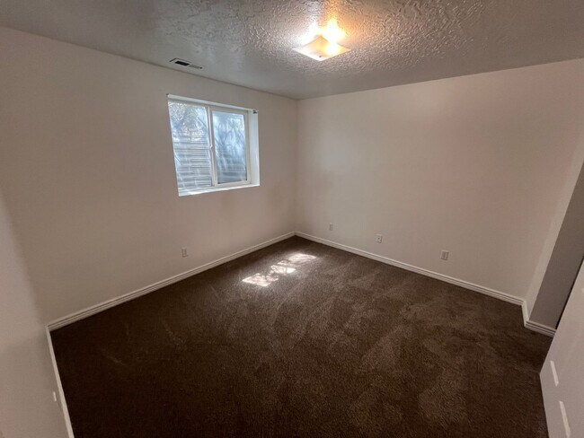 Building Photo - Lovely Townhouse for Rent in Orem, UT