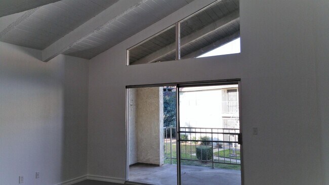 Living Room w/ vaulted ceiling, sliding patio door & extra-large balcony (w/exterior storage closet) - 35152 Mesa Grande Dr
