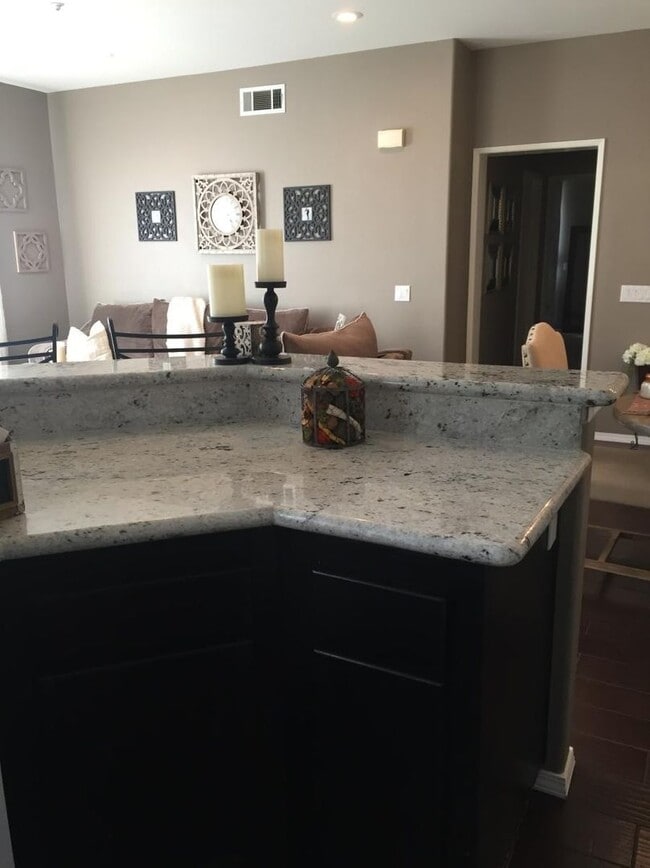 Building Photo - 2 bed, 2 bath Villaggio Penthouse!