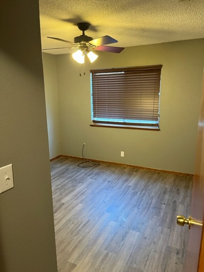 Building Photo - Nice home in Lemoore