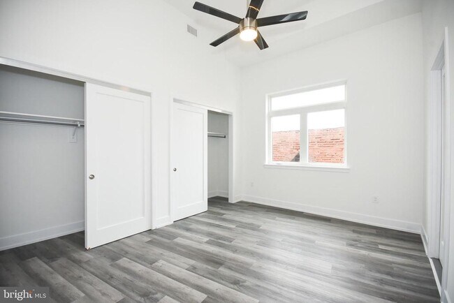 Foto del edificio - 6164 Ridge Ave