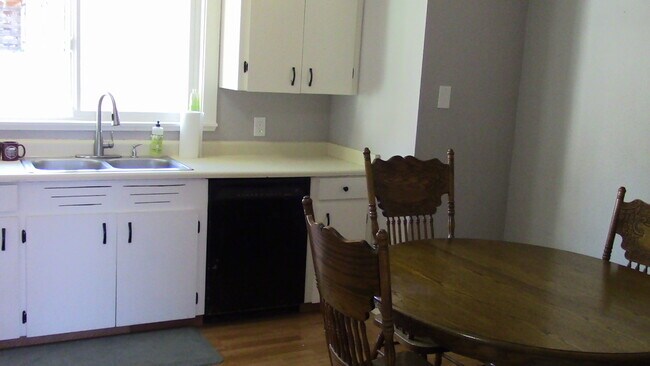 Lavavajillas, amplio espacio en encimeras y armarios. - 2710 Oliver Ave