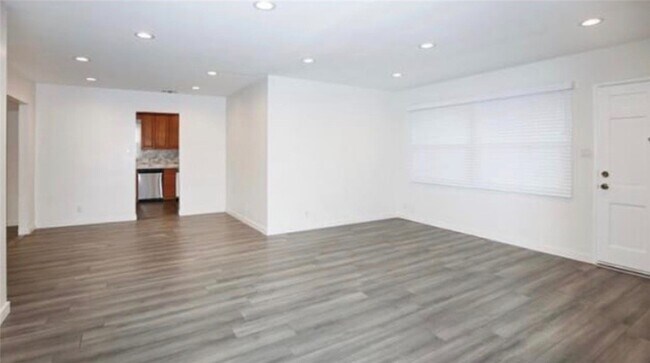 Foto del edificio - 10920 Mather Ave