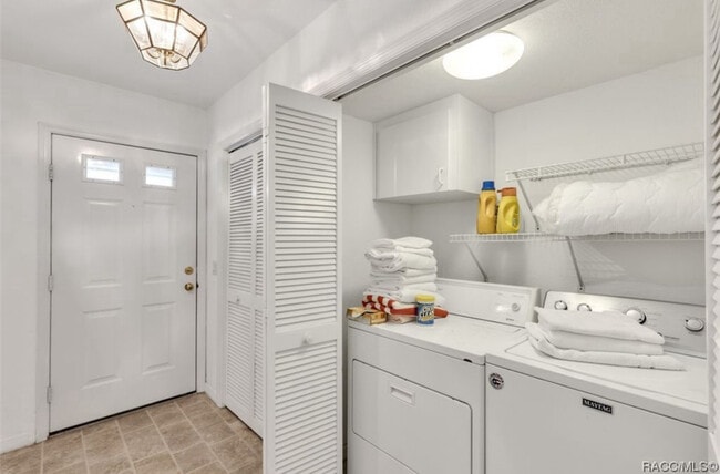 Building Photo - 9725 E Goldfinch Ln