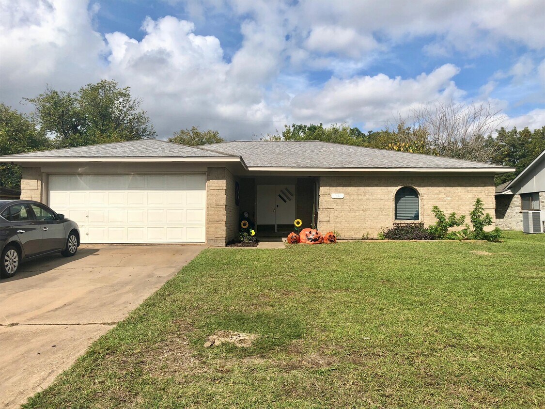 Primary Photo - 1411 Holik Dr
