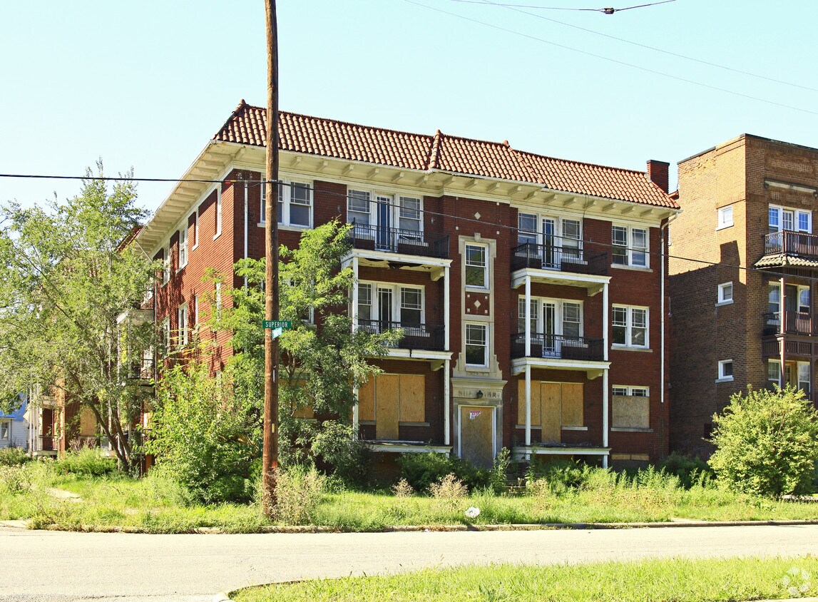 Primary Photo - Hillcrest Superior Apartments