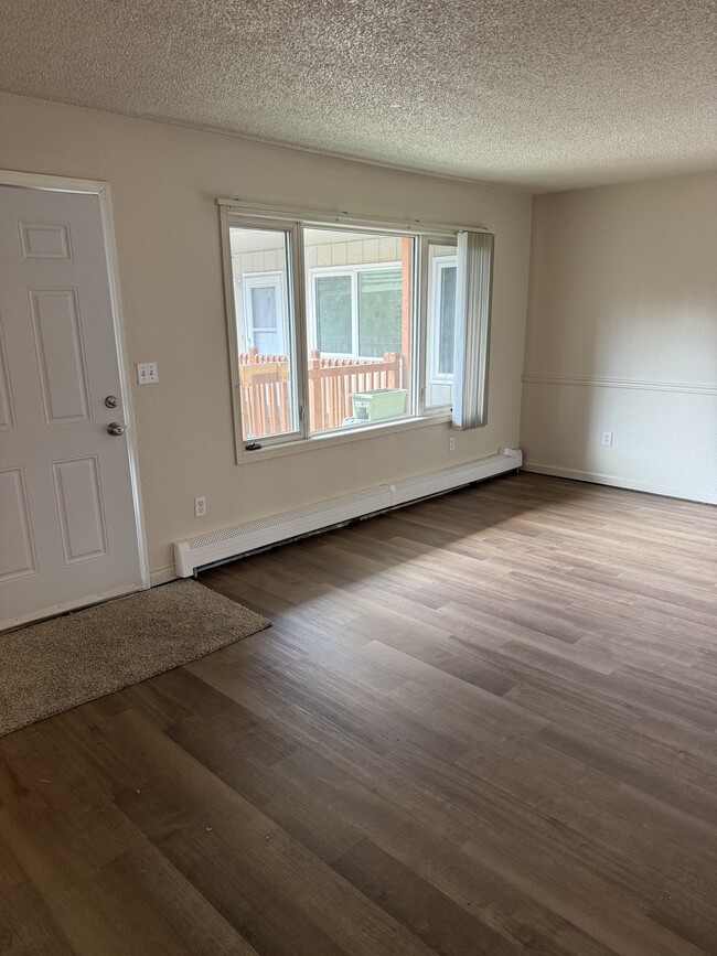 Building Photo - 100 B St