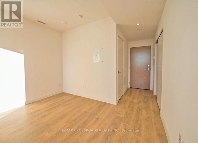 Photo du bâtiment - 215 Queen St W