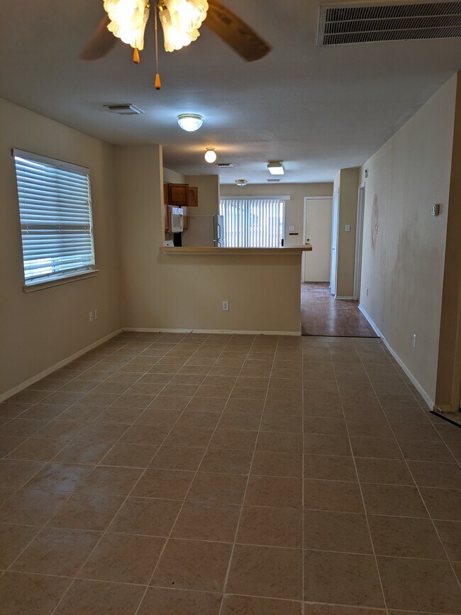 Sala de estar/comedor - 6120 Lone Prairie Way