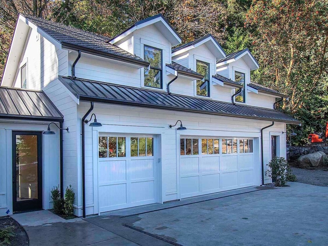 Foto principal - Expansive Loft-Style Carriage House in Private Haller Lake Estate