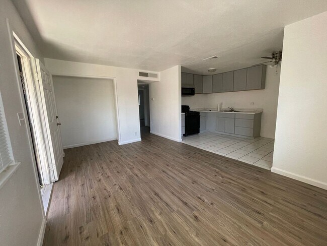 Building Photo - 2 bedroom with Garage