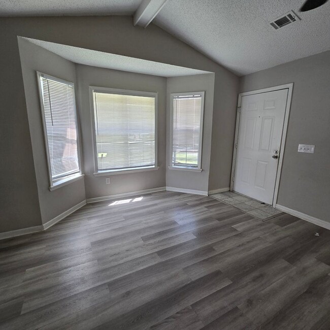 Foto del edificio - Cozy 3 bedroom, 2 bath located near Fort S...