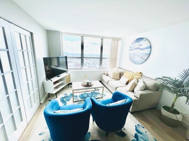 Foto del edificio - 655 W Irving Park Rd