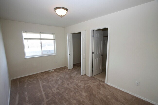 Foto del edificio - 4 Bedroom Wasilla Townhouse!