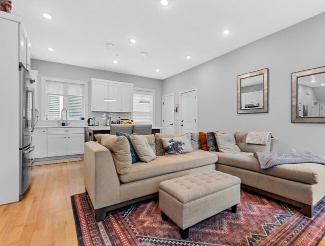 Building Photo - 25 Chilcott Pl