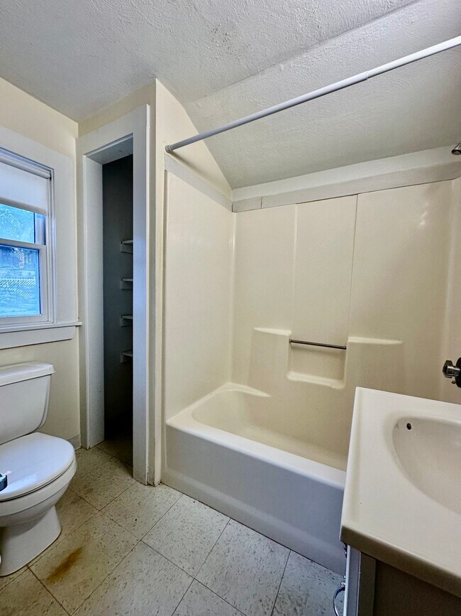 Building Photo - 7 Rifle Ct