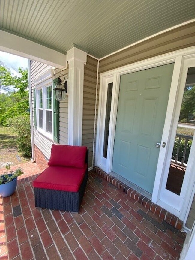 Foto del edificio - Welcome to this stunning fully furnished 4 bedroom, 3 bathroom house in the heart of Wilmington, NC.