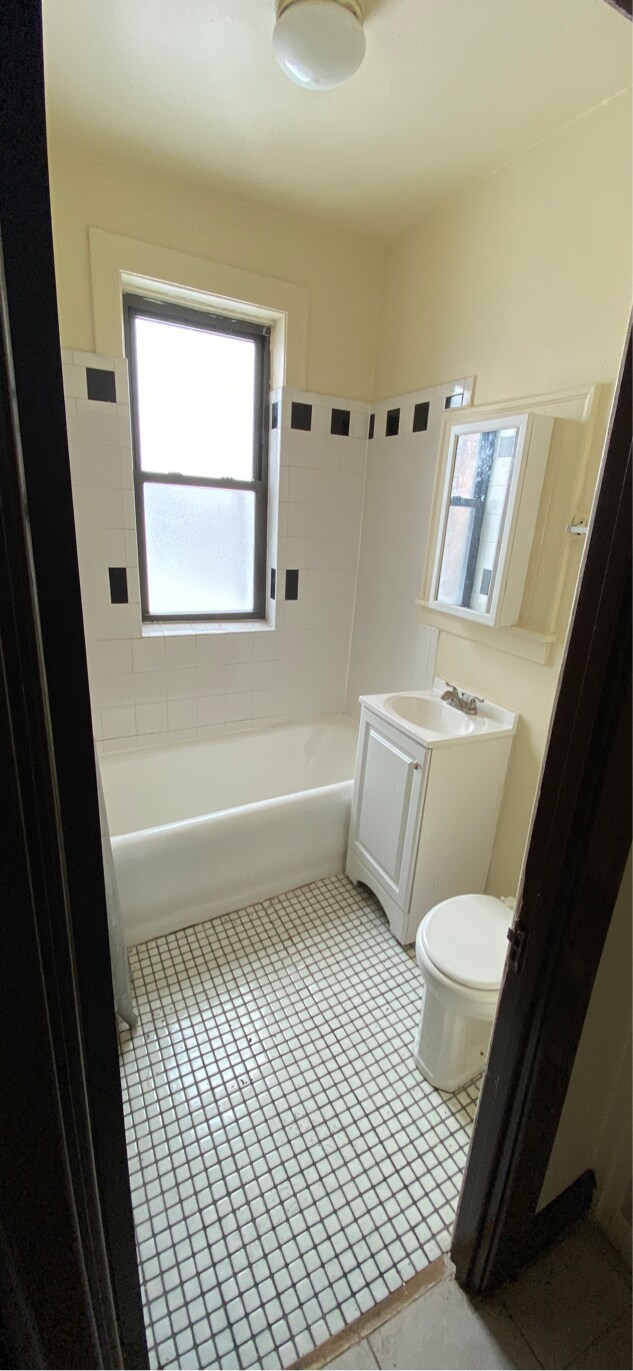 Building Photo - 7824 S Laflin St