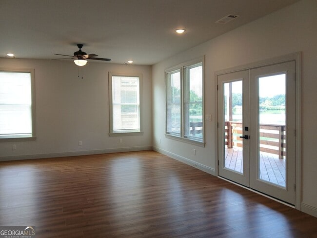 Building Photo - 245 Lakeview Dr