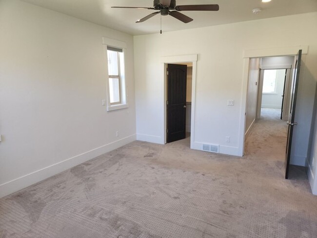 Foto del edificio - Convenient Park's Edge Townhouse