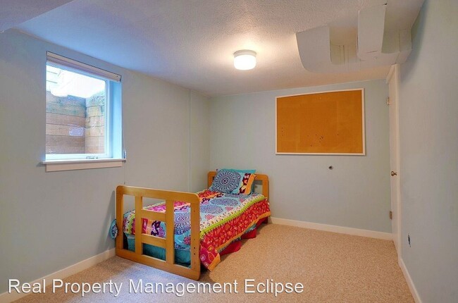 Building Photo - 4 br, 2 bath House - 3832 NE 85th St