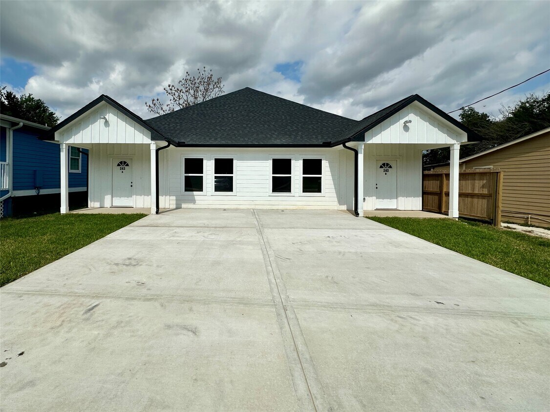 Foto principal - 243 Broadhurst Dr