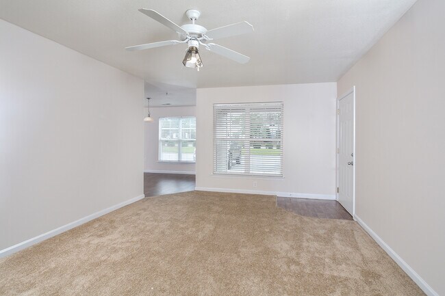 Sala de estar - Cardinal Pointe at the Highlands