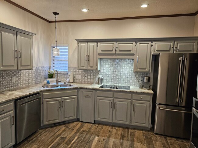 Cocina con electrodomésticos de acero inoxidable - 11300 N Pennsylvania Ave
