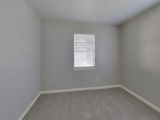 Building Photo - 411 E Carby Rd