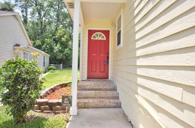 Building Photo - Beautiful 3x2 Home
