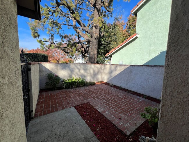 Building Photo - Single story two-bedroom home located in N...