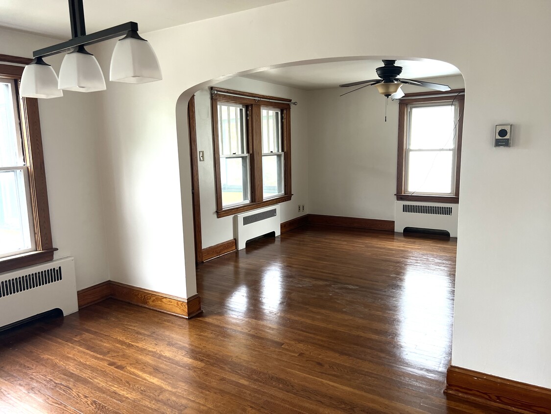 Living room - 271 Everett St