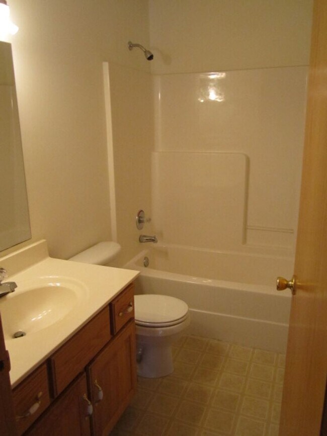 Foto del edificio - Awesome 2 bedroom duplex that is close everything!